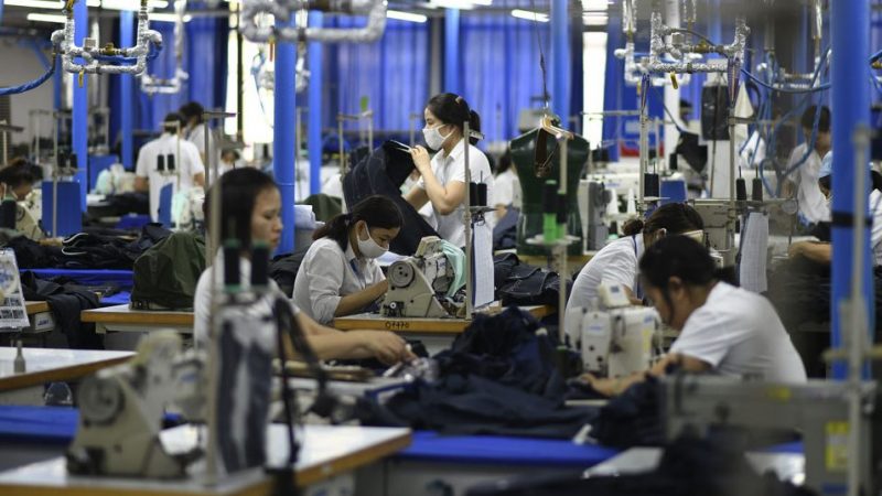 Công nhân đang làm việc trong một nhà máy dệt may. Ảnh: AFP
