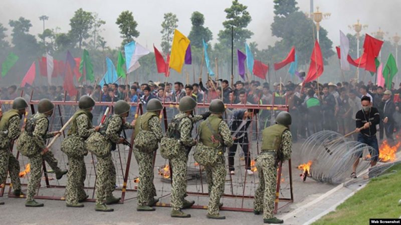 Đặc công, bộ đội, công binh, cảnh sát... của Việt Nam tham gia buổi diễn tập quy mô lớn về chống khủng bố, cứu con tin và ngăn chặn biểu tình, bạo loạn. Ảnh chụp từ trang Tuổi Trẻ