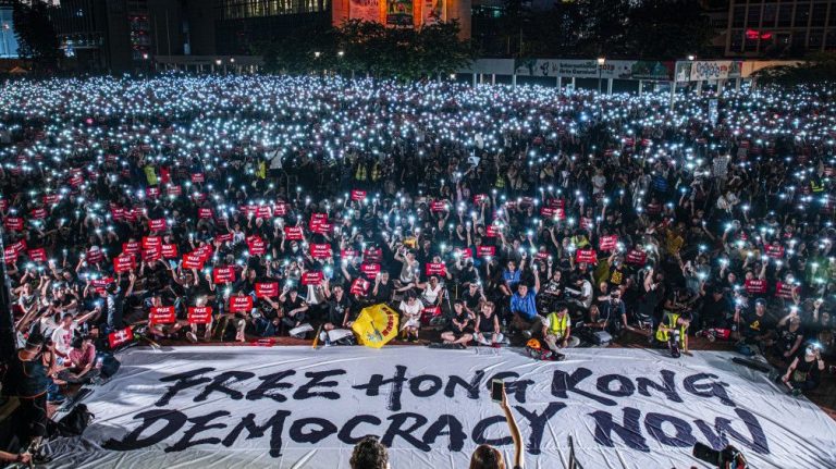 Người dân Hong Kong đấu tranh cho tự do, dân chủ của chính họ và các thế hệ sau. Ảnh: Twitter