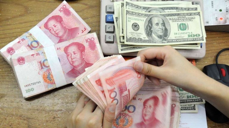 Trung Quốc tiếp tục hạ giá đồng Nhân dân tệ. Cuộc chiến thương mại Mỹ - Trung có nguy cơ leo thang. Ảnh: AFP