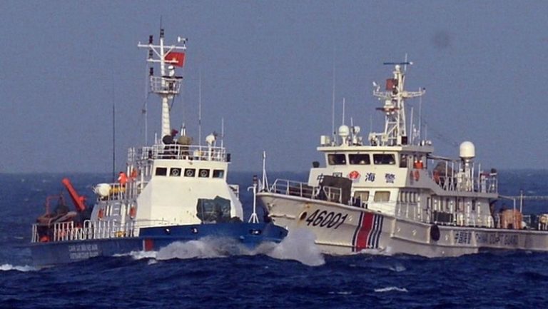 Tàu hải giám của Trung Cộng đâm vào tàu kiểm ngư của Việt Nam đang thực thi pháp luật tại vùng biển Hoàng Sa, nơi mà Trung Cộng - khi đó - đang đặt trái phép giàn khoan 981 từ tháng Năm, 2014. Ãnh: Giáo Dục