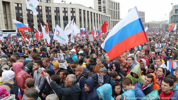 Hàng chục ngàn người dân Nga xuống đường hôm 10 tháng Tám, 2019 tại Moscow đòi bầu cử tự do, phản đối chính quyền loại bỏ các ứng viên viên đối lập và độc lập trong một cuộc bầu cử địa phương vào tháng Chín. Ảnh: DPA/TASS