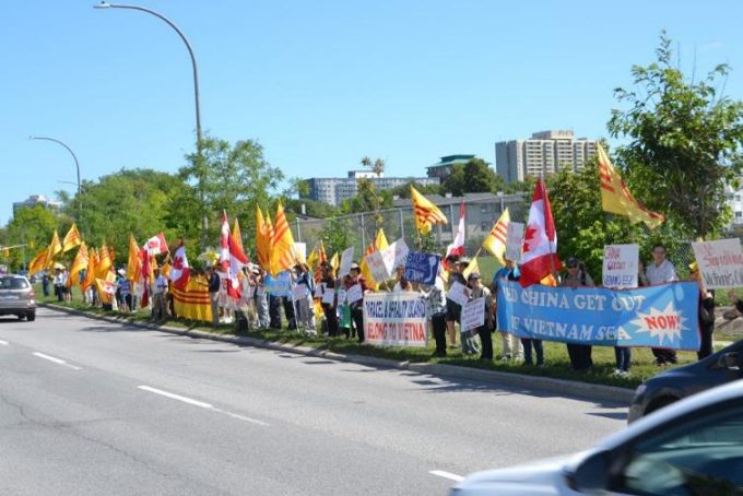 Đoàn biểu tình trước Tòa Đại Sứ Trung Cộng tại Canada trương biểu ngữ và hô vang khẩu hiệu đòi Trung Cộng cút ngay khỏi vùng biển của Việt Nam. Ảnh: Việt Tân Canada