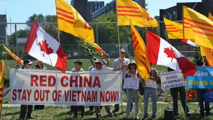 Gần 200 đồng bào tụ tập biểu tình phản đối Trung Cộng xâm phạm vùng đặc quyền kinh tế của Việt Nam trước Tòa Đại Sứ Trung Cộng tại Canada do Cộng Đồng Người Việt Tự Do Ottawa tổ chức hôm 25 tháng Tám, 2019. Ảnh: Việt Tân Toronto