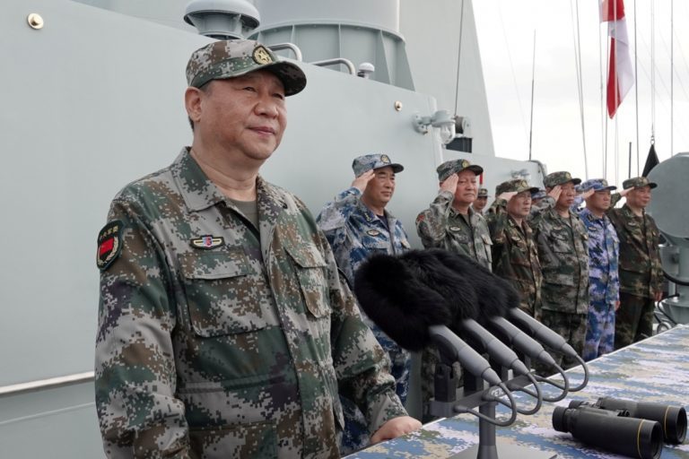Tập Cận Bình chỉ đạo cuộc duyệt binh phô trương lực lượng hải quân của Trung Quốc hồi đầu năm 2018.  Ảnh: Xinhua