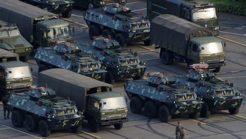 Bắc Kinh dàn nhiều xe quân sự giáp biên giới Hong Kong ngày 15 tháng Tám, 2019. Ảnh: Reuters