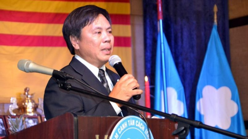 Ông Trần Trung Dũng, đại diện Đảng Bộ Đảng Việt Tân tại Orange County phát biểu trong lễ tưởng niệm. Ảnh: Thanh Phong/Viễn Đông