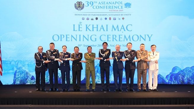 Lễ khai mạc Hội nghị Tư Lệnh Cảnh Sát các nước ASEAN lần thứ 39 tại Hà Nộ hôm 18 tháng Chín, 2019. Tướng công an Trần Văn Vệ đứng ngoài cùng, bên phải.
