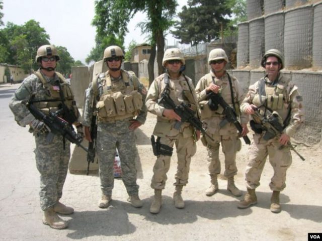 Thiếu tá Huấn (thứ hai, phải sang) trong những ngày làm việc tại Iraq. Ảnh: VOA - Nguyễn Từ Huấn cung cấp.
