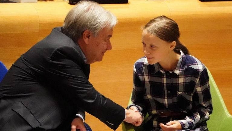 Cô bé 16 tuổi người Thụy Điển Greta Thunberg bắt tay Tổng Thư Ký Liên Hiệp Quốc Antonio Guteres. Ảnh: fr.news.yahoo.com