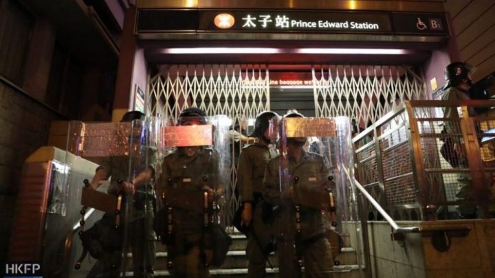 Cảnh sát tại ga tàu điện Prince Edward ngày 31 tháng Tám, 2019. Ảnh: May James/HKFP