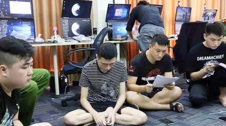 Các tội phạm trong số tổng cộng gần 400 người Trung Quốc điều hành đường dây đánh bạc quốc tế qua mạng đặt trong Khu đô thị Our City, Hải Phòng cuối tháng Bảy, 2019. Ảnh: vietgiaitri.com