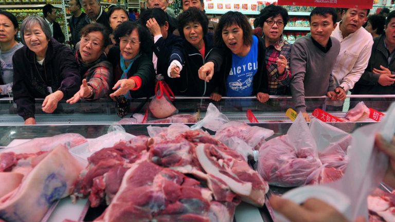 Người dân Trung Quốc tranh giành nhau mua thịt lợn bởi tình trạng khan hiếm trầm trọng. Ảnh: Reuters UK