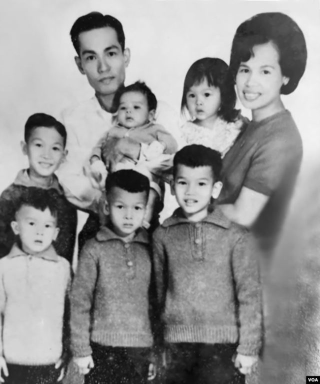 Gia đình cố Đại Tá Nguyễn Tuấn (tất cả đều bị sát hại, trừ ông Nguyễn Từ Huấn - đứng giữa, ảnh chụp năm 1967). Ảnh: VOA - Nguyễn Từ Huấn cung cấp.