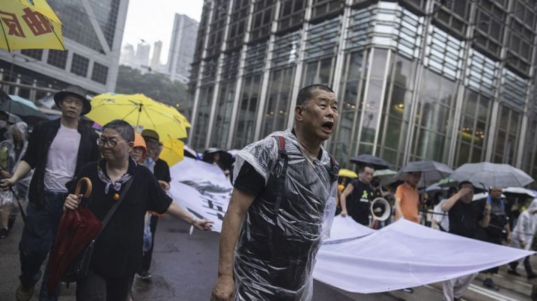 Tỉ phú Lê Trí Anh (Jimmy Lai) trong một cuộc biểu tình ở Hong Kong. Ảnh: Bloomberg/New York Times