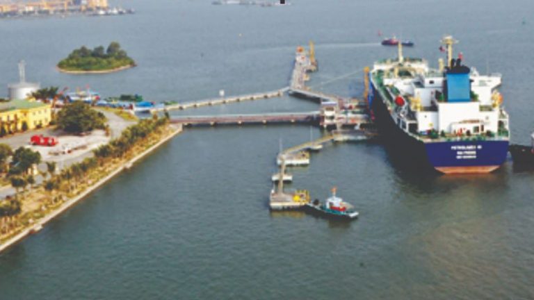 Nhà cầm quyền tỉnh Hà Tĩnh ủng hộ một tập đoàn Trung Quốc đầu tư vào càng biển Vũng Áng gây lo ngại về an ninh quốc phòng.
