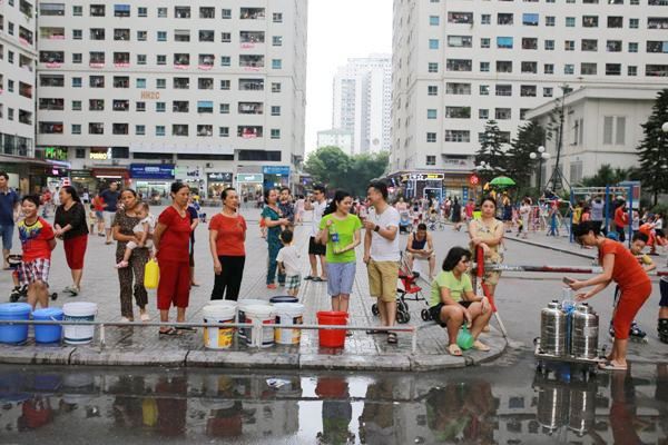 Do nước sinh hoạt có mùi nhựa cháy kéo dài cả tuần lễ, cư dân khu đô thị Linh Đàm, quận Hoàng Mai, Hà Nội chờ lấy nước sạch từ xe bồn hôm 13/10/2019. Ảnh: Cafef