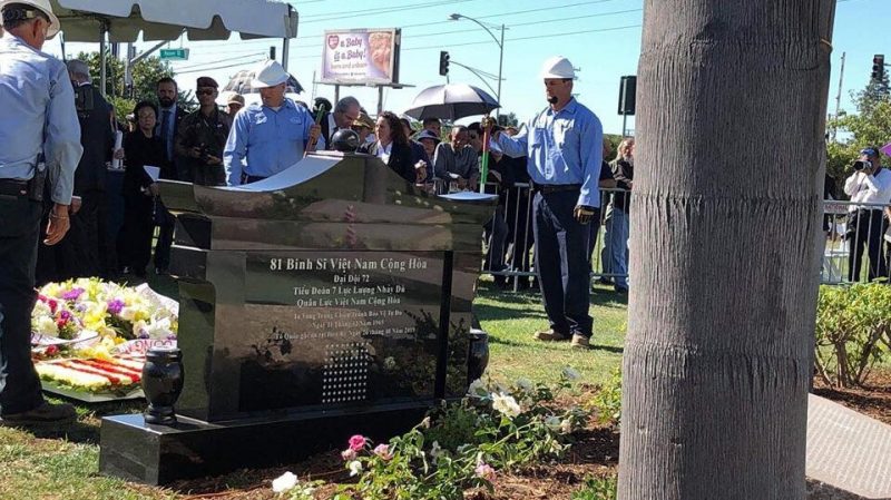 Mộ phần của 81 binh sĩ Đại Đội 72, Tiểu Đoàn 7 Nhảy Dù QLVNCH vừa được an táng - sau 54 năm hi sinh tại chiến trường Phú Yên - tại Westminster Memorial Park, California hôm 26/10/2019. Ảnh: FB Hội Cựu Quân Nhân Binh Chủng Nhảy Dù Quân Lực VNCH.