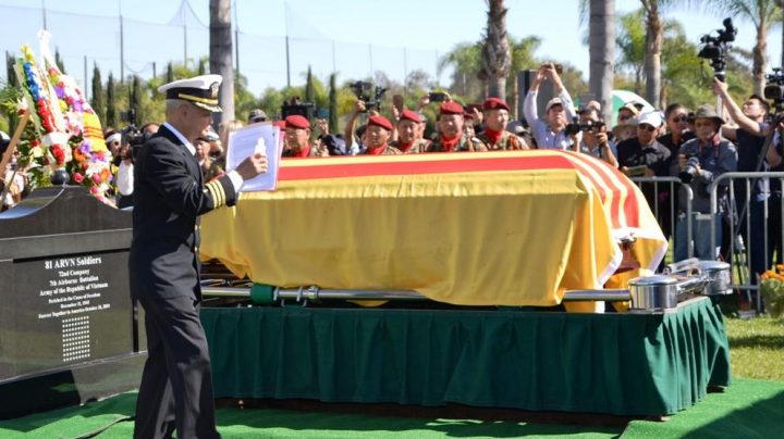 Linh Mục Đặng Văn Chín, cựu Tuyên Úy Quân Đội Hoa Kỳ làm phép huyệt mộ và quan tài. Ảnh: Thanh Phong/Viễn Đông.