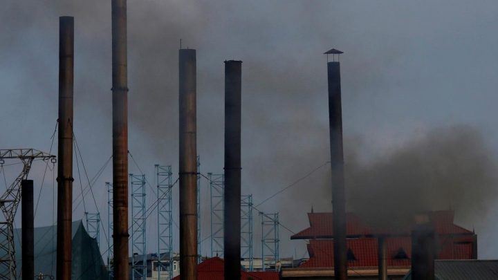 Khói từ các ống khói một nhà máy giấy ở ngoại thành Hà Nội. Ảnh: Kham/Reuters