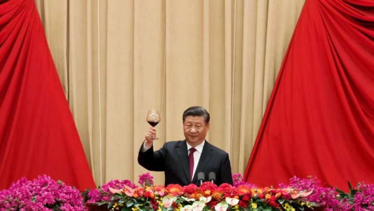 Tập Cận Bình, Chủ Tịch Trung Quốc - trong tiệc mừng kỷ niệm 70 năm thành lập nước CHND Trung Hoa, ngày 1 tháng Mười, 2019, tại Lễ đường Nhân Dân Bắc Kinh. Ảnh: Reuters/Thomas Peter