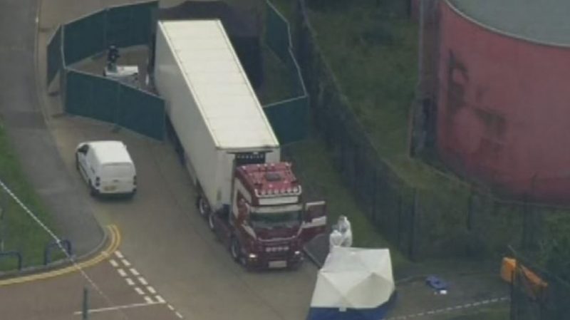 Chiếc xe container chở 39 người di dân lậu tử vong trong thùng đông lạnh, hôm 23 tháng 10, 2019. Ảnh: AP