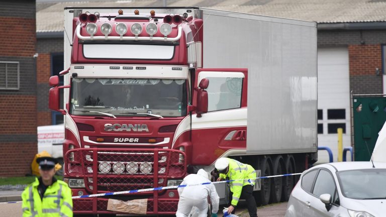 Nhà chức trách Anh khám nghiệm hiện trường vụ chiếc xe container chở 39 nạn nhân tử vong trên đường vào Anh. Ảnh: ZDF.de