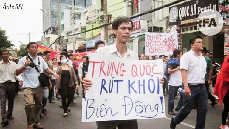 Nhà báo độc lập TS Phạm Chí Dũng, Chủ Tịch Hội Nhà Báo Độc Lập Việt Nam IJAVN trong một cuộc biểu tình chống Trung Quốc xâm phạm Biển Đông. Ảnh RFI