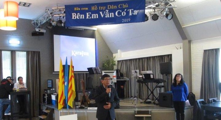 Ông Ðinh Ngoc Hiển, Trưởng Cơ Sở Đảng Việt Tân tại Hòa Lan chào mừng các đại diện hội đoàn và đồng hương. Ảnh: Việt Tân Hòa Lan