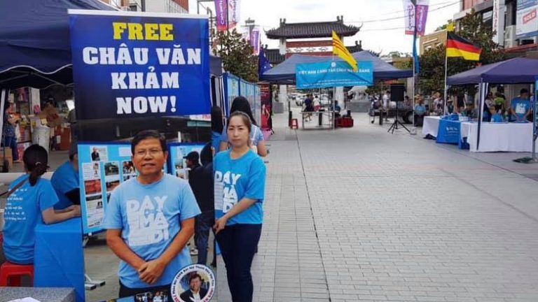 Tác giả Mai Huynh bên cạnh áp phích đòi trả tự do cho ông Châu Văn Khảm. Ảnh: FB Friends of Chau Van Kham.