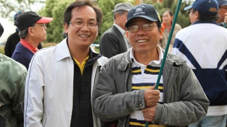 Minh Đoàn, Sydney (trái) và ông Châu Văn Khảm. Ảnh: FB Friends of Chau Van Kham