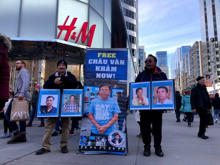 Đảng bộ Việt Tân Toronto, Canada và các thân hữu xuống đường hôm 17/11/2019 vận động sự ủng hộ và lên tiếng cho các ông Châu Văn Khảm và các TNLT đang trong chốn lao tù cộng sản. Ảnh: Việt Tân Toronto