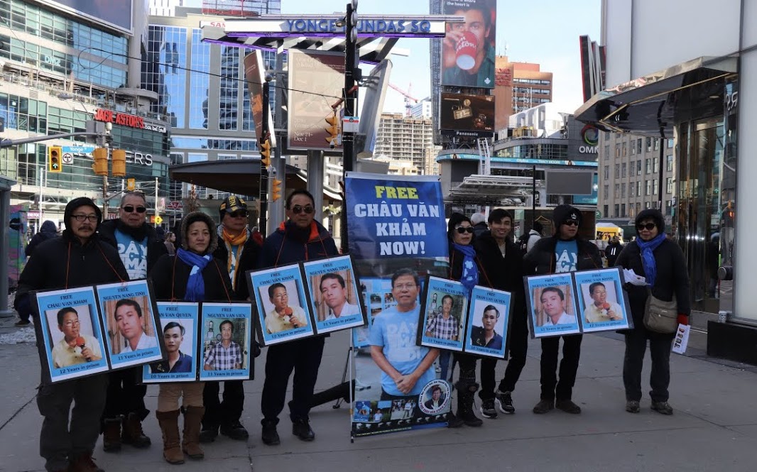 Đảng bộ Việt Tân Toronto, Canada và các thân hữu xuống đường hôm 17/11/2019 vận động sự ủng hộ và lên tiếng cho các ông Châu Văn Khảm và các TNLT đang trong chốn lao tù cộng sản. Ảnh: Việt Tân Toronto