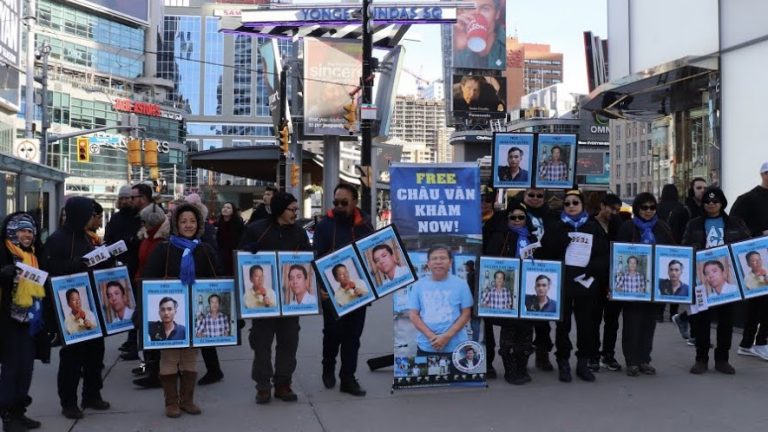 Đảng bộ Việt Tân Toronto, Canada và các thân hữu xuống đường vận động sự ủng hộ và lên tiếng cho các ông Châu Văn Khảm và các TNLT đang trong chốn lao tù cộng sản. Ảnh: Việt Tân Toronto