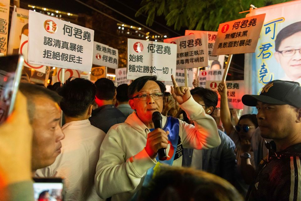 Ứng cử viên phe thân Hoa lục Junius Ho còn đi vận động cử tri một ngày trước hôm bầu cử. Ảnh: FB Vũ Kim Hạnh