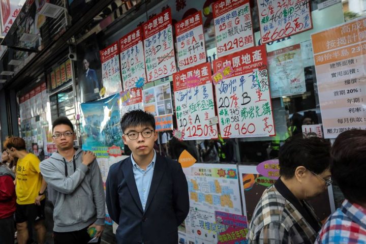 Joshua Wong bị cấm ứng cử, xếp hàng đi bầu. Ảnh: FB Vũ Kim Hạnh