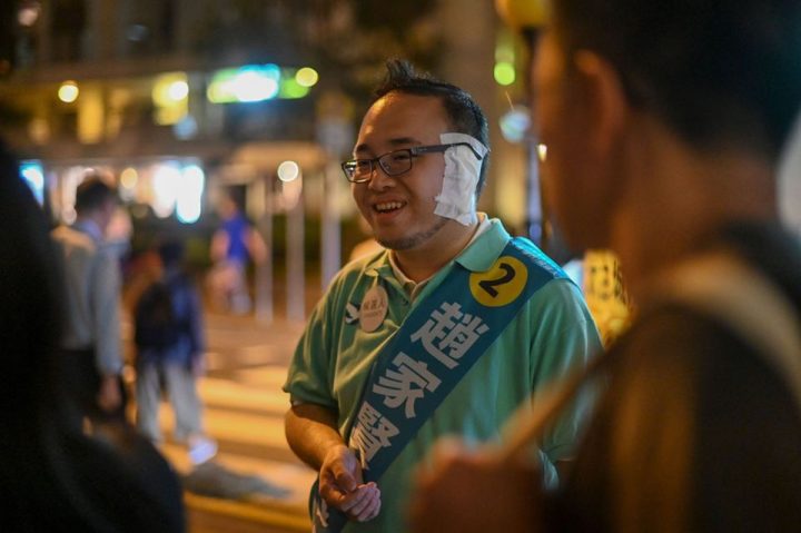 Ứng cử viên Đảng Dân Chủ Andrew Chiu đi bầu, ông bị cắn đứt tai hôm biểu tình trước đó. Ảnh FB Vũ Kim Hạnh