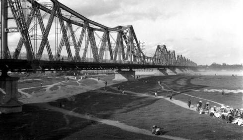 Cầu Long Biên hay còn gọi là cầu Paul Doumer là một hợp phần của dự án đường sắt Hải Phòng - Lào Cai - Côn Minh nối hai bờ sông Hồng.