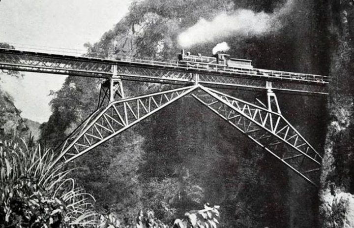 Một chiếc cầu sắt vượt qua vực sâu trên tuyến đường sắt Hải Phòng - Côn Minh, đoạn Lào Cai - Vân Nam phủ.