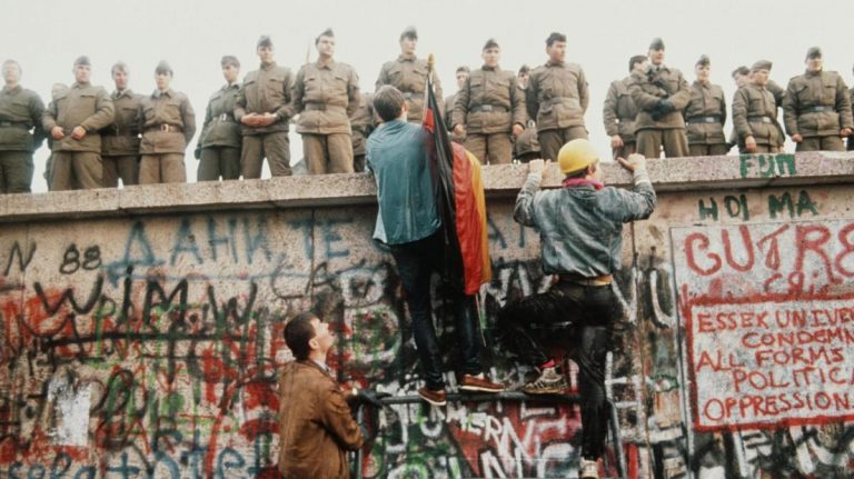 Người dân Tây Bá Linh leo lên bức tường Bá Linh tháng 11, 1989. Ảnh: Tom Stoddart/TheSundayTimes