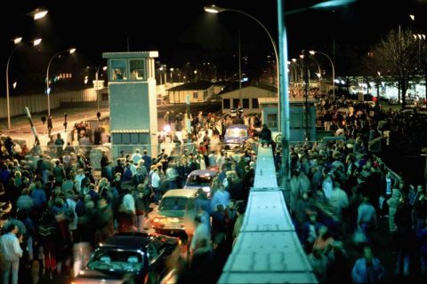 Trạm kiểm soát trên đường Bornholmer (Đông Berlin) là nơi mở cổng đầu tiên cho dân chúng bên Đông và Tây Berlin qua lại vào đêm mồng 9 tháng 11, 1989. Hình chụp lúc 12:45 sáng. Photo by DPA/Reuteur.