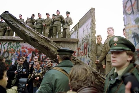 Công Trường Brandenburg vào sáng ngày 10 tháng 11, 1989. Photo by BBC