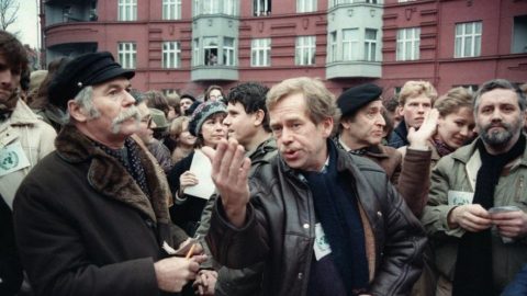 Kịch tác gia Vaclav Havel là linh hồn của Nhóm Hiến Chương 77 và cũng là người lãnh đạo Diễn đàn Dân sự năm 1989, để khởi động phong trào bất tuân dân sự tại Tiệp Khắc. Photo by hedailybeast.com