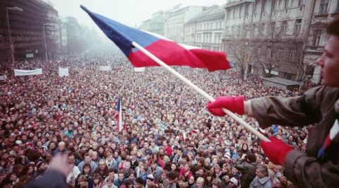 Cuộc cách mạng Tiệp Khắc diễn ra trong 10 ngày từ 17-11 đến 27-11,1989 diễn ra trong ôn hòa. Do đấy, nữ giáo sư Rita Klimova, thành viên nhóm Hiến Chương 77, đặt tên là Cách Mạng Nhung. Photo by adst.org