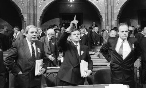 18 Thủ tướng Németh Miklós (giữa) - Hình chụp năm 1990, trong phiên họp của Quốc hội Hungary. Photo by Corbis.