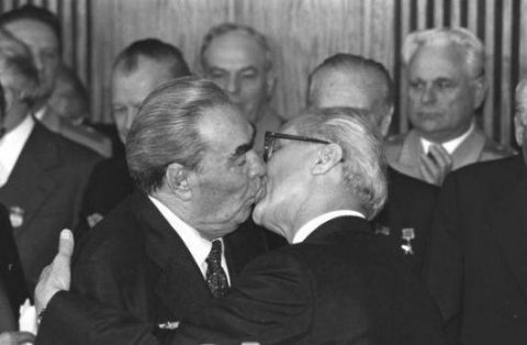 Tổng Bí Thư Liên Xô Leonid Brezhnev ôm hôn Tổng Bí Thư Đảng Cộng sản Đông Đức Erich Honecker, trong Lễ Kỷ Niệm 30 năm thành lập Cộng Hòa Dân Chủ Đức (Đông Đức) vào tháng 10, 1979. Đây là truyền thống mỗi khi Brezhnev sang Đông Đức. Photo by Corbis.