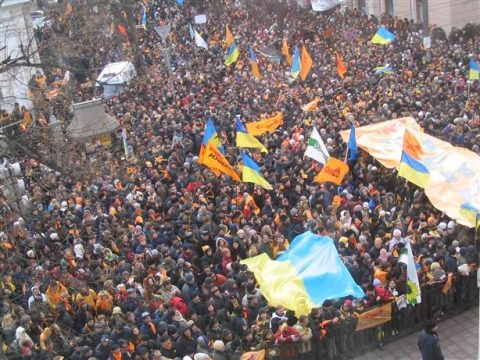 Dân chúng các nơi trên toàn quốc Ukraine đã biểu tình đồng loạt, lấy màu Cam làm biểu tượng đấu tranh chống kết quả bầu cử Tổng thống hôm 11 tháng 11 năm 2004 do Ủy Ban Bầu Cử công bố là gian lận. Cuối cùng Tối cao phát viện buộc phải tuyển cử lại ngày 26 tháng 12 và ứng cử viên đối lập ông Vikor Yuschenko đã thắng cử. Photo by Corbis.