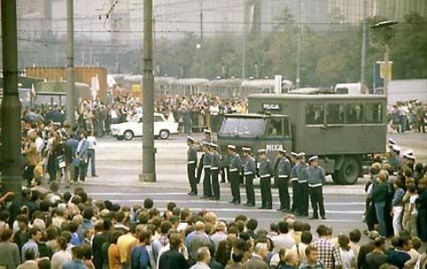 Chính quyền Cộng sản Ba Lan ban hành thiết quân luật ngày 13 tháng 12,1981 và bắt giữ 6.000 cán bộ, lãnh đạo Công đoàn Đoàn Kết. Photo by AFP / Getty Images
