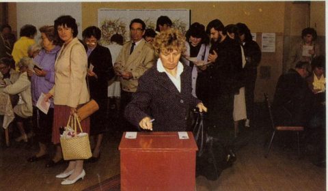 Dân chúng Ba Lan lần đầu tiên đi bầu một cách tự do nên tham dự rất đông vào 2 đợt: Đợt I ngày 4 tháng 6 và Đợt II ngày 18 tháng 6,1989 dành cho những ứng viên không đủ quá bán số phiếu. Photo by AP/Getty Images.