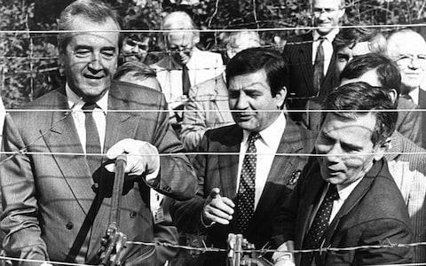 Ngoại trưởng Peter Varkonyi (Hungary) và Ngoại trưởng Áo Alois Mock (bên trái) cùng cắt bỏ biên giới giữa Hung và Áo vào tháng 5,1989. Photo by telegraph.co.uk